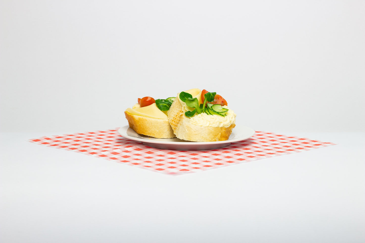 Klasický chlebíček s jemnou bryndzovou nátierkou a syrom, doplnený čerstvou zeleninou. Výrazná chuť bryndze v jednoduchom, tradičnom prevedení.