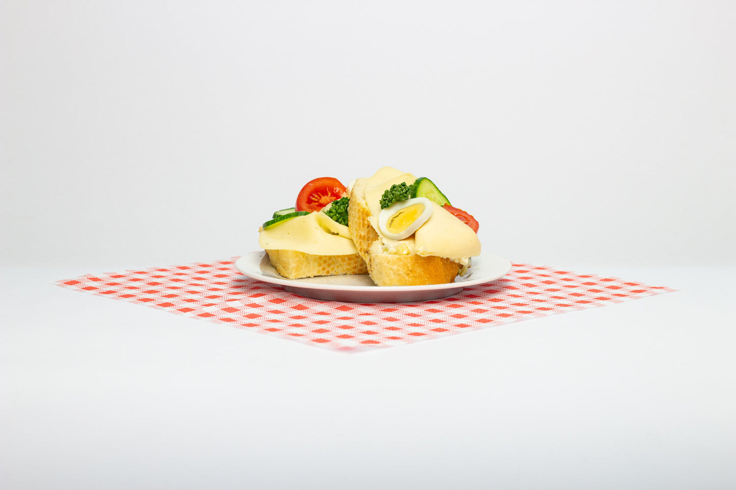 Chlebíček so šalátom, plátkom syra, vajíčkom a čerstvou zeleninou. Ľahká vegetariánska voľba v klasickom prevedení.