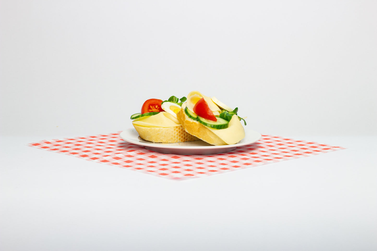 Chlebíček s maslom, plátkom syra, vajíčkom a čerstvou zeleninou. Jednoduchá vegetariánska klasika vhodná na každú príležitosť.