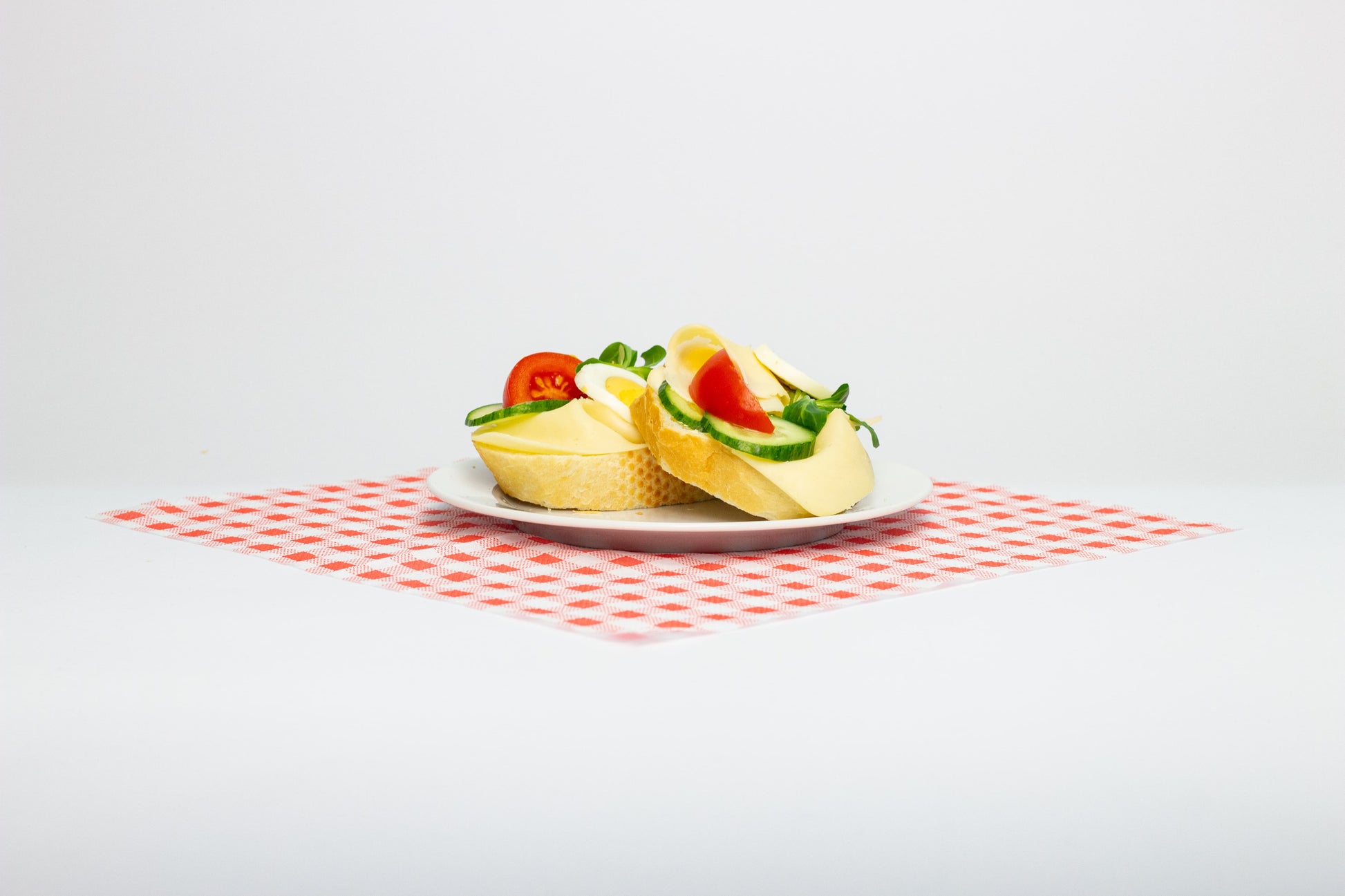 Chlebíček s maslom, plátkom syra, vajíčkom a čerstvou zeleninou. Jednoduchá vegetariánska klasika vhodná na každú príležitosť.