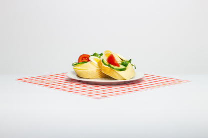 Chlebíček s maslom, plátkom syra, vajíčkom a čerstvou zeleninou. Jednoduchá vegetariánska klasika vhodná na každú príležitosť.