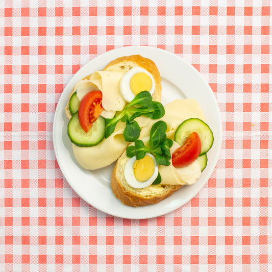 Chlebíček s maslom, plátkom syra, vajíčkom a čerstvou zeleninou. Jednoduchá vegetariánska klasika vhodná na každú príležitosť.