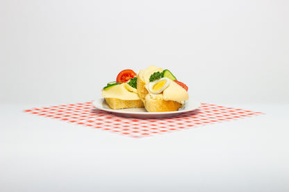 Chlebíček so šalátom, plátkom syra, vajíčkom a čerstvou zeleninou. Ľahká vegetariánska voľba v klasickom prevedení.