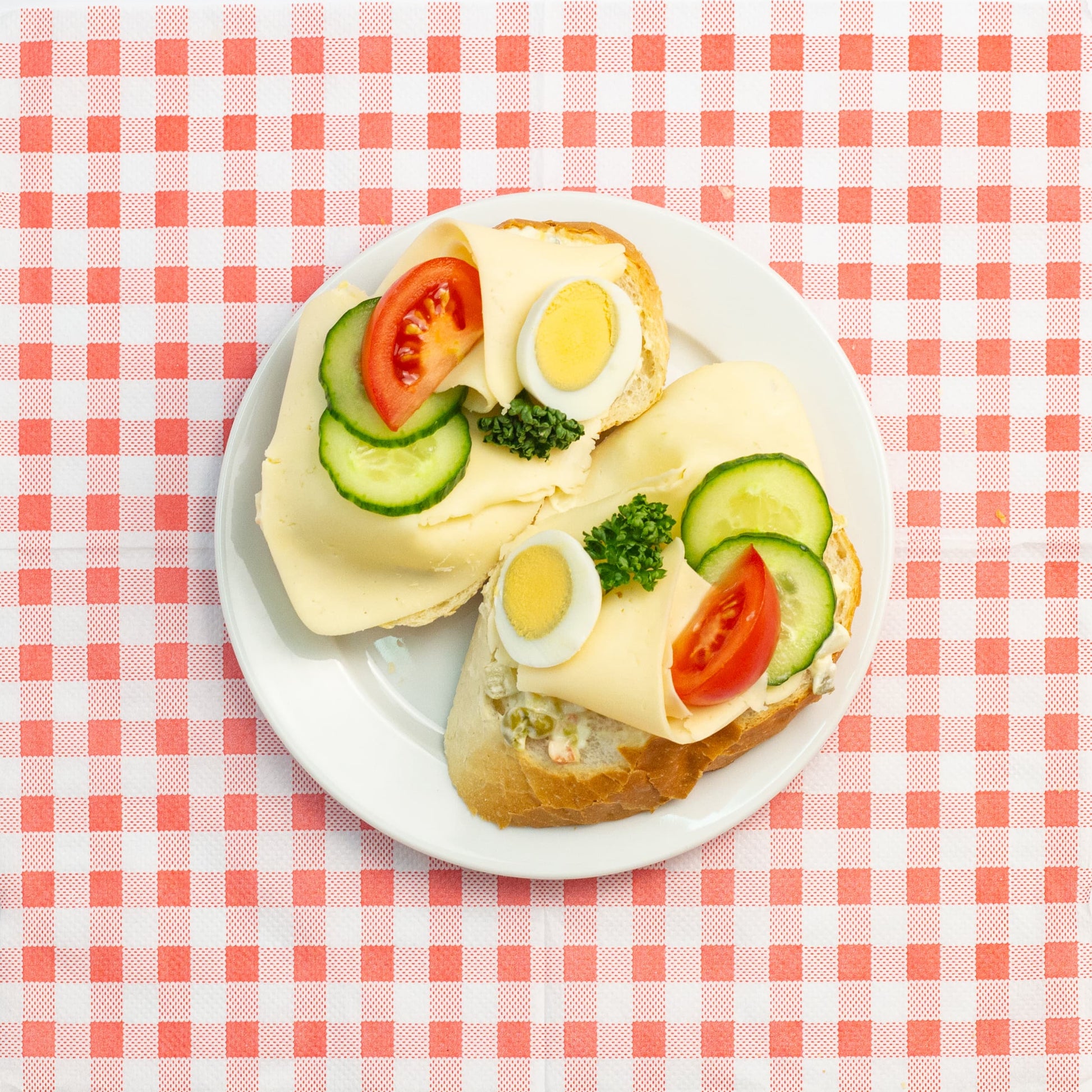 Chlebíček so šalátom, plátkom syra, vajíčkom a čerstvou zeleninou. Ľahká vegetariánska voľba v klasickom prevedení.
