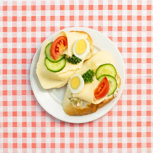 Chlebíček so šalátom, plátkom syra, vajíčkom a čerstvou zeleninou. Ľahká vegetariánska voľba v klasickom prevedení.